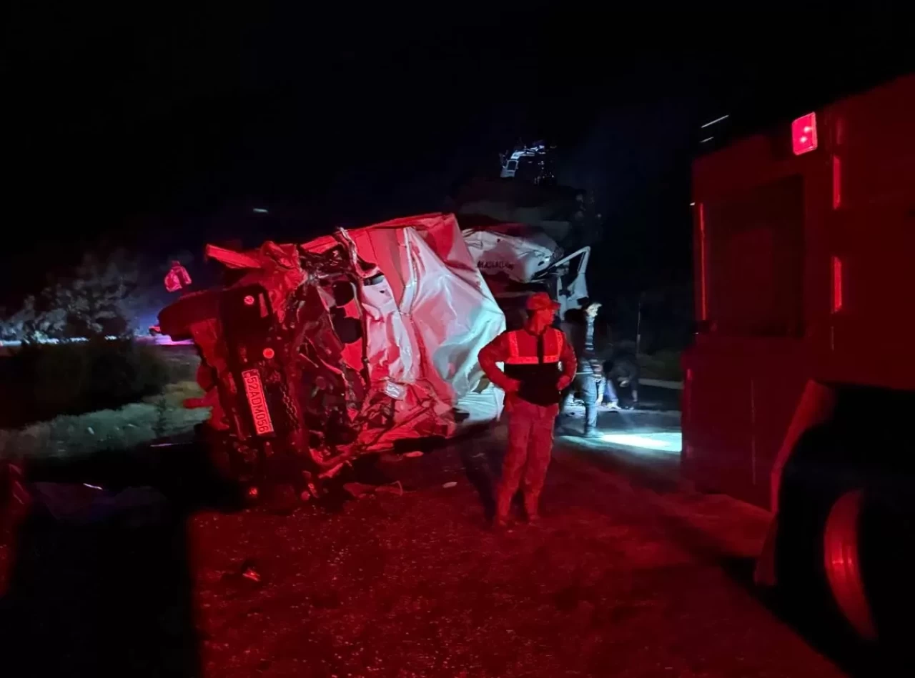 Ordu'da 2 kamyon kafa kafaya çarpıştı: 1 ölü, 1 yaralı