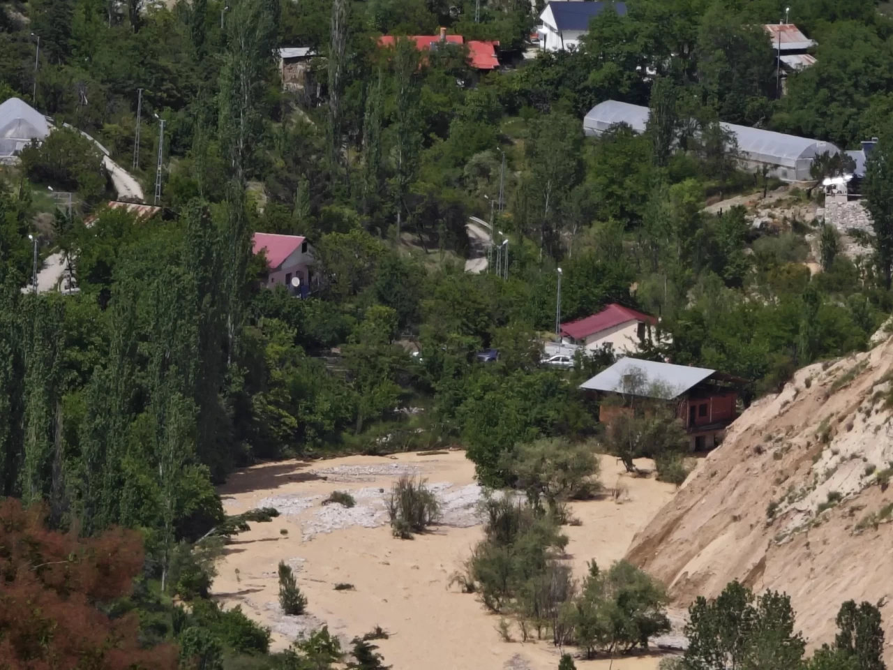 Erzurum'da yaşanan toprak kayması sonrası hasarlı 38 ev tahliye edildi