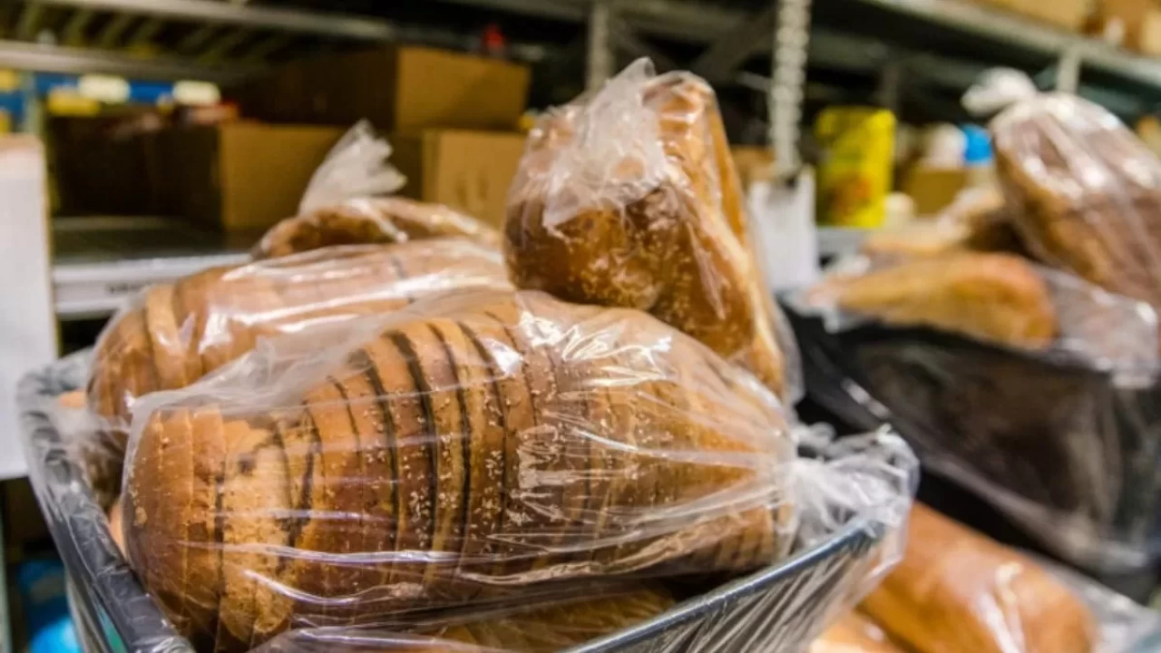 'İmha edin' uyarısı yapıldı: Ekmekler raflardan kalkıyor! 818 kasa ekmeğin içinden çıkan şoke etti