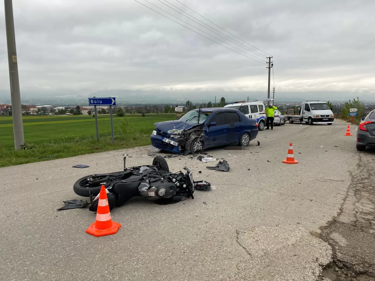 Bolu'da korkunç kaza! Otomobil ve motosiklet çarpıştı: 6 yaralı, 2'si ağır!