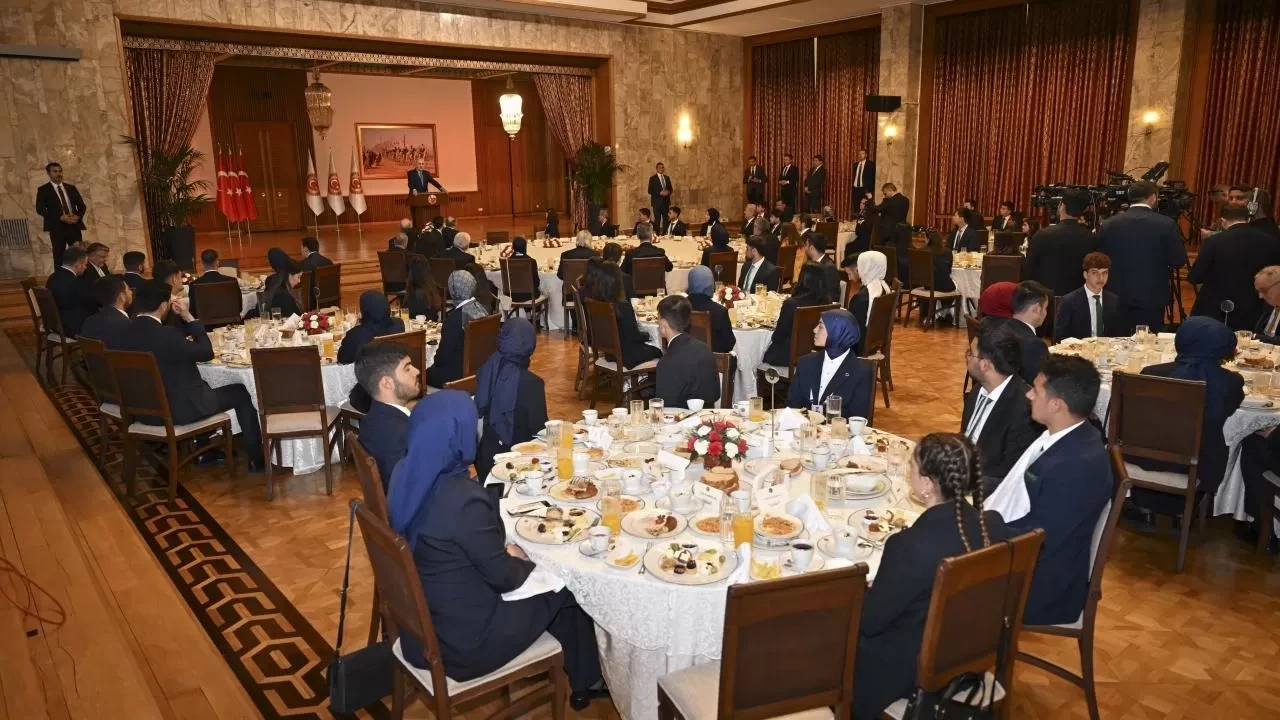 TBMM Başkanı Kurtulmuş, Meclis'te gençleri ağırladı