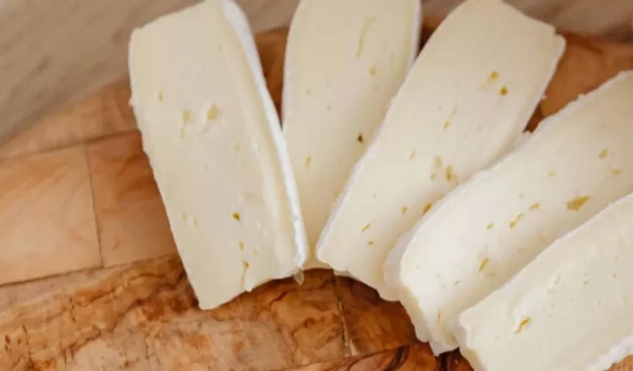 Hafta sonu kahvaltılarınız için ev yapımı peynir tarifi