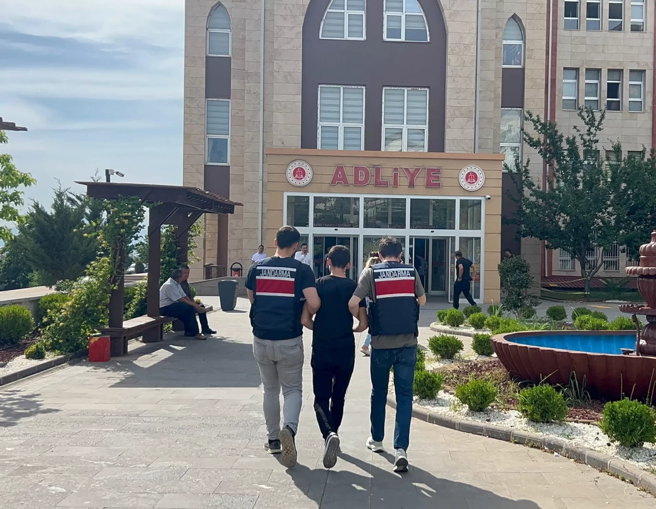 Motosikletin arkasına köpek bağladı, metrelerce sürükledi!