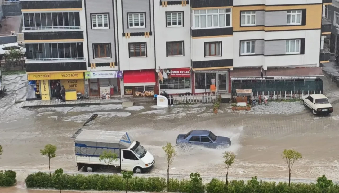 Sinop’ta dolu ve sağanak hayatı olumsuz etkiledi