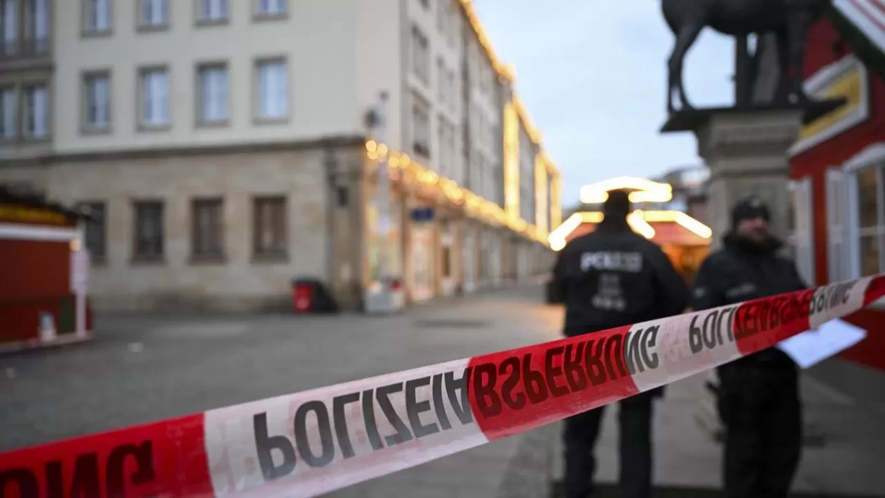 Almanya'nın Stuttgart kentinde bir araç kalabalığın arasına daldı