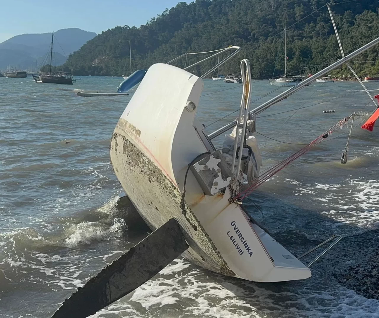 Marmaris’te fırtına dehşeti tekneyi kıyıya vurdu