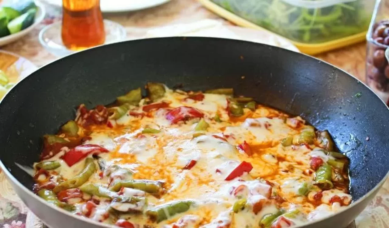Kıl biberin en güzel hali! Kaşarlı soslu kahvaltılık lezzet