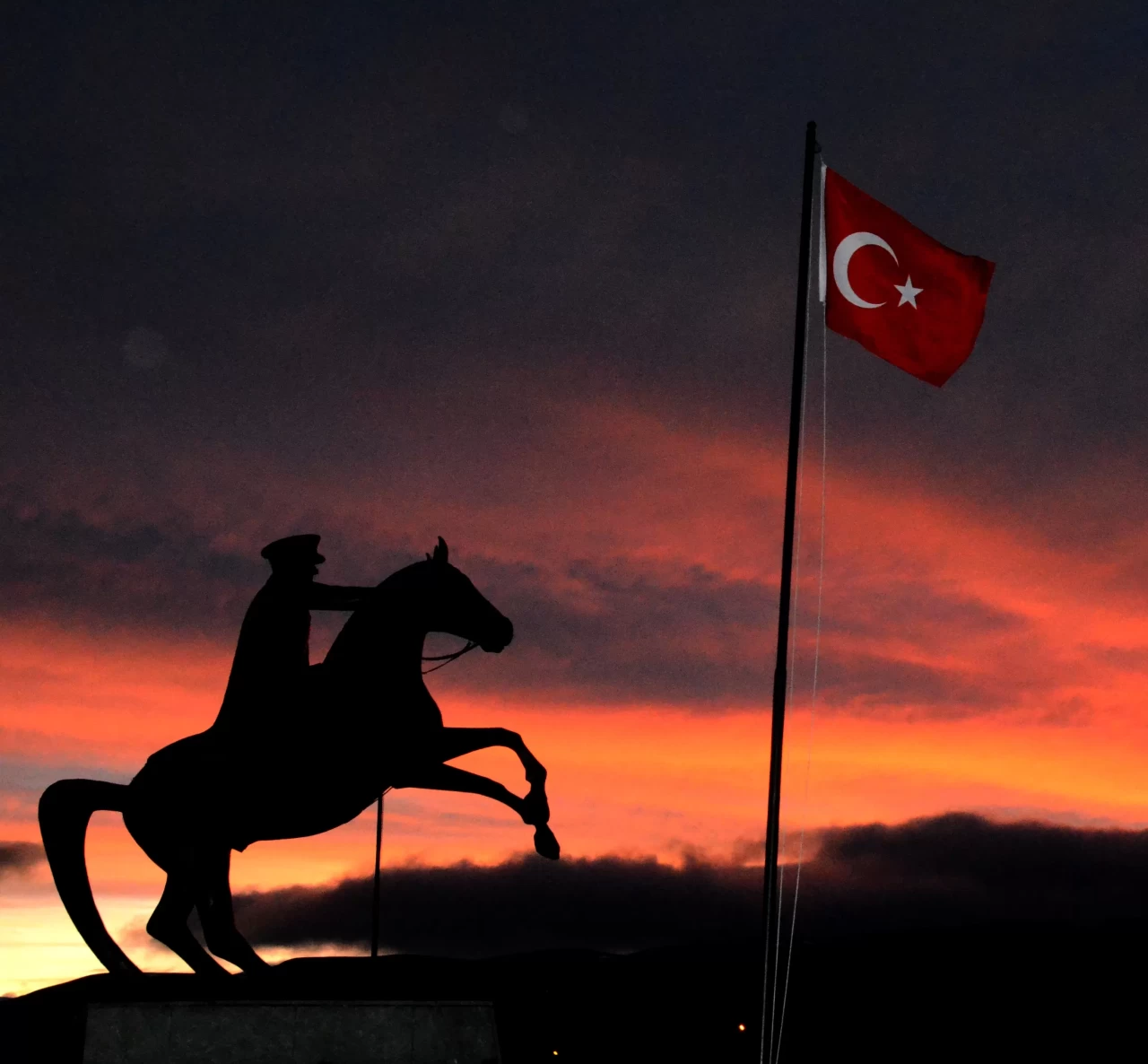 Sarıkamış’ta kızıllığa bürünen gün batımı izleyenleri büyüledi