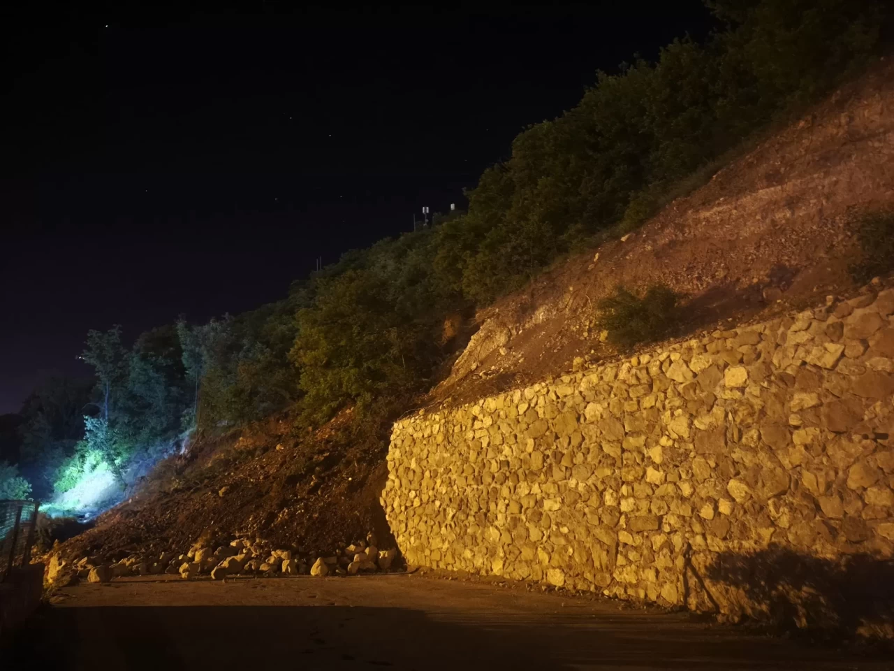 Artvin'de korkutan heyelan!