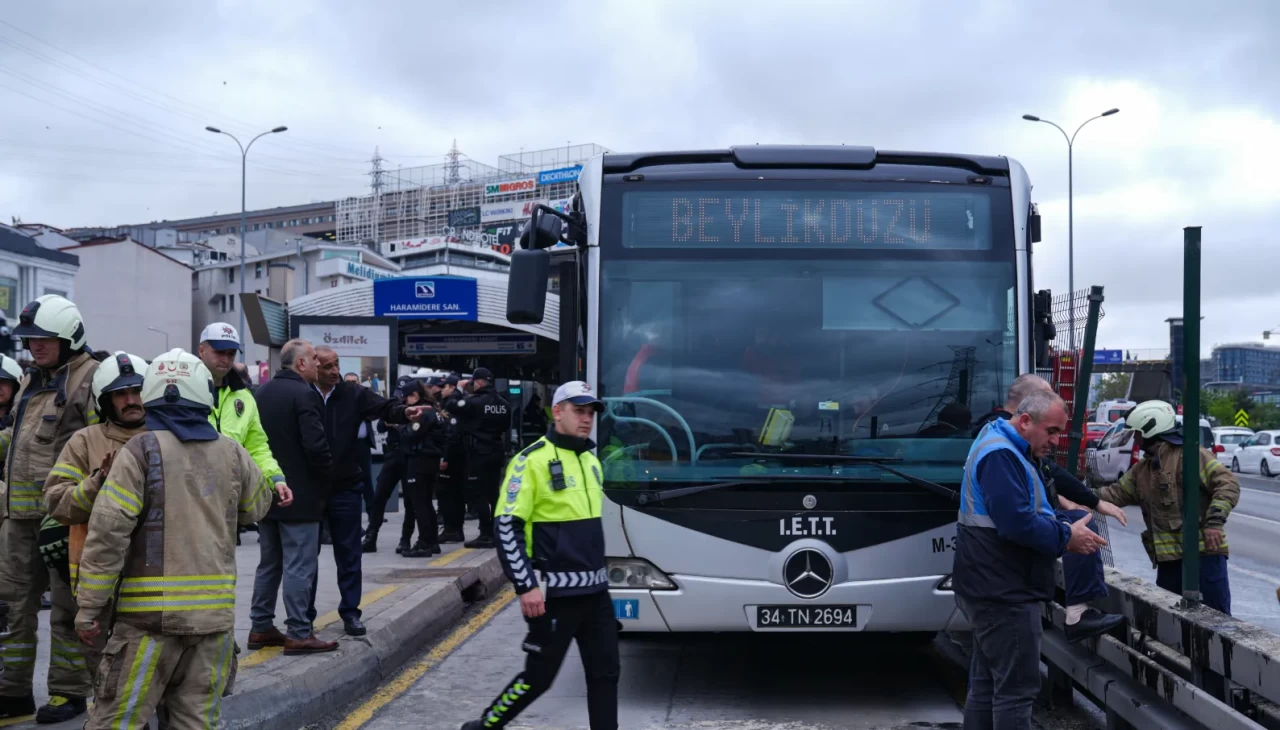 Beylikdüzü'nde metrobüs faciası! Kazanın görüntüleri ortaya çıktı
