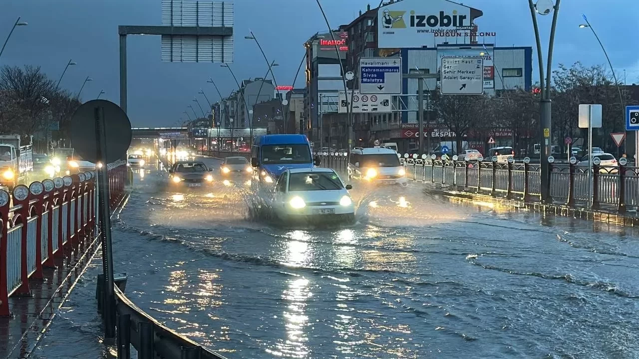 Sağanak yağış Kayseri'de hayatı olumsuz etkiledi