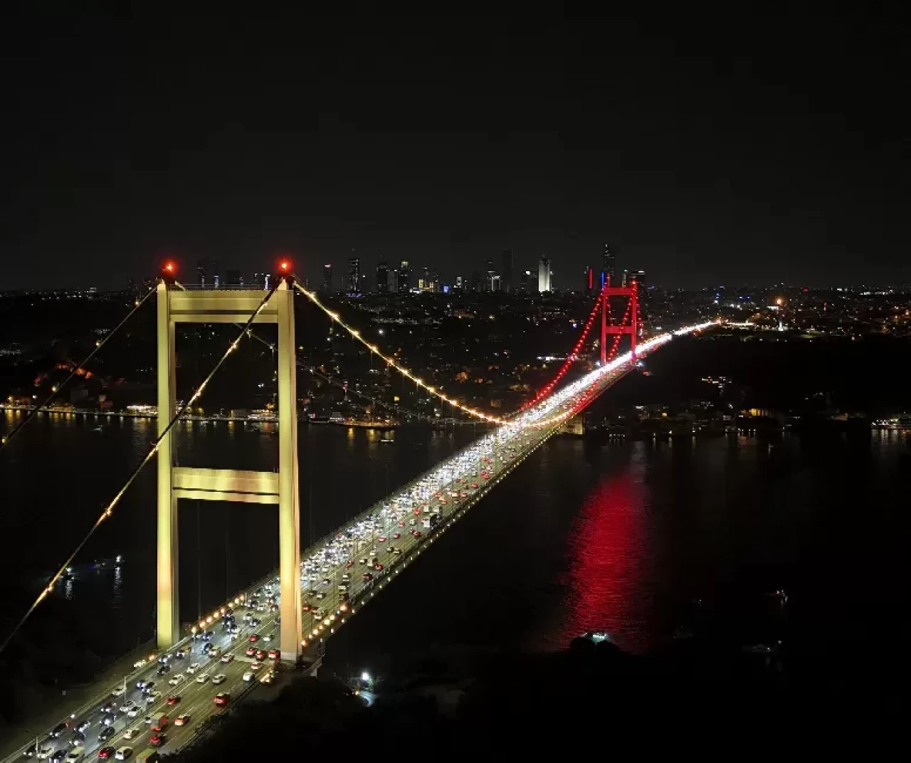 Fatih Sultan Mehmet Köprüsü "sarı-kırımızı" oldu