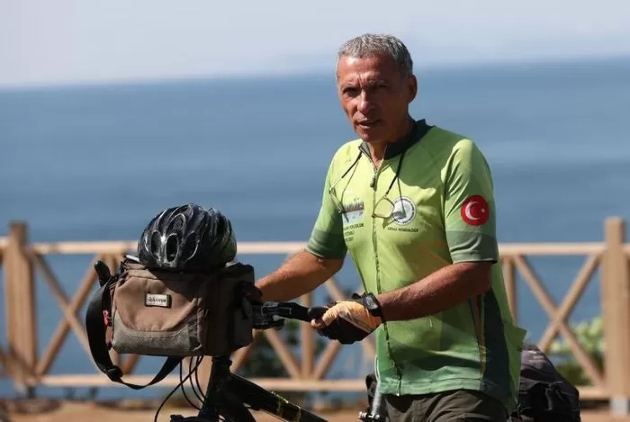 Antalya’da emekli memur, bisikletle 29 ülke gezerek hayalini yaşadı