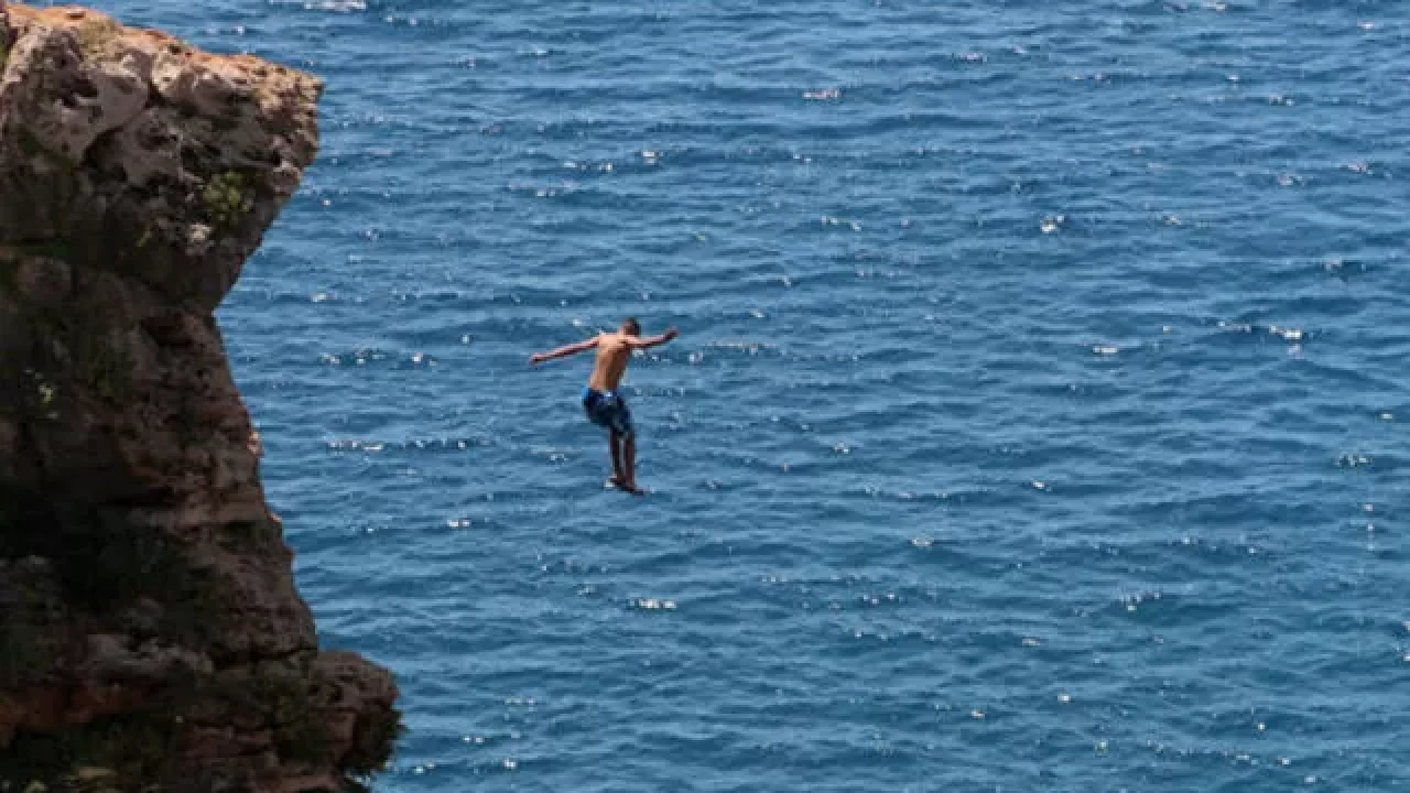 Konyaaltı'nda falezden atlayan genç, sırt üstü suya çakıldı