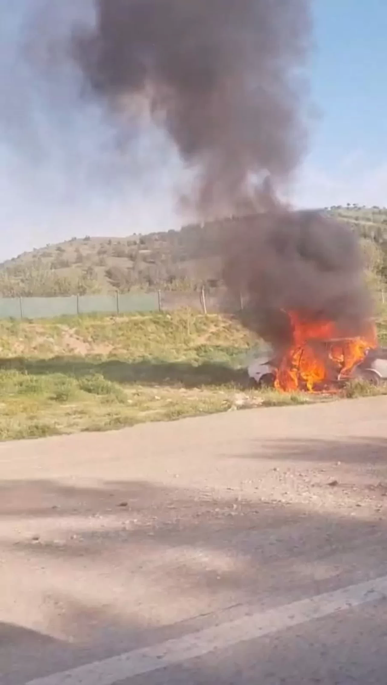 Ankara’da boş arazide araç yangını
