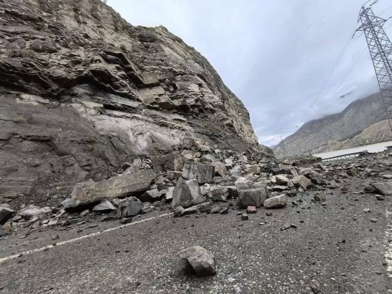 Erzurum-Artvin yolunda kaya düşmesi nedeniyle ulaşım aksadı