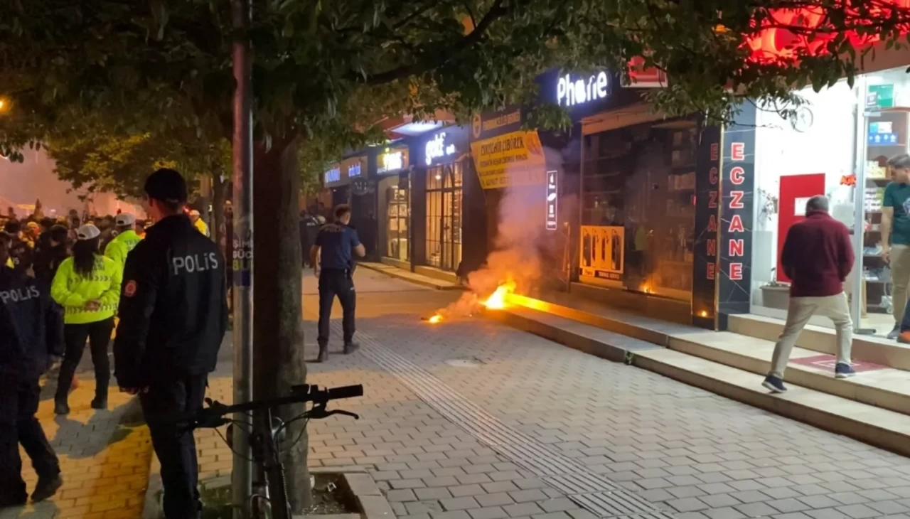 Bursa’da Fenerbahçeliler Derneği’ne meşale atan taraftar gözaltına alındı