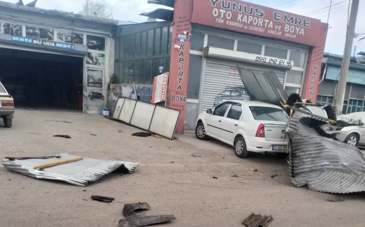 Kars’ta şiddetli rüzgar iki iş yerinin çatısını uçurdu, araç hasar aldı