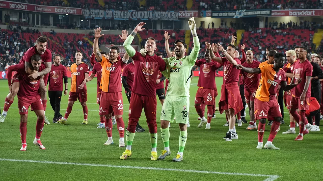 Galatasaray'da Fernando Muslera, Bülent Korkmaz’ın kupa rekoruna ortak oldu: 18. kupa zaferi