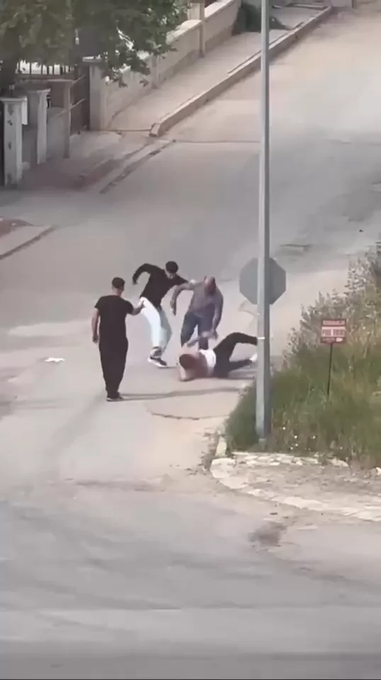 Elazığ’da iki grup arasında tekmeli yumruklu kavga çıktı