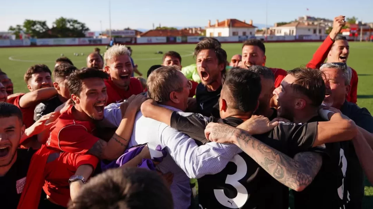 Ayvalıkgücü uzatmalarda finale yükseldi | 3. Lig 3. Grup finalinde Ayvalıkgücü Belediyespor 4-1 Küçükçekmece Sinopspor