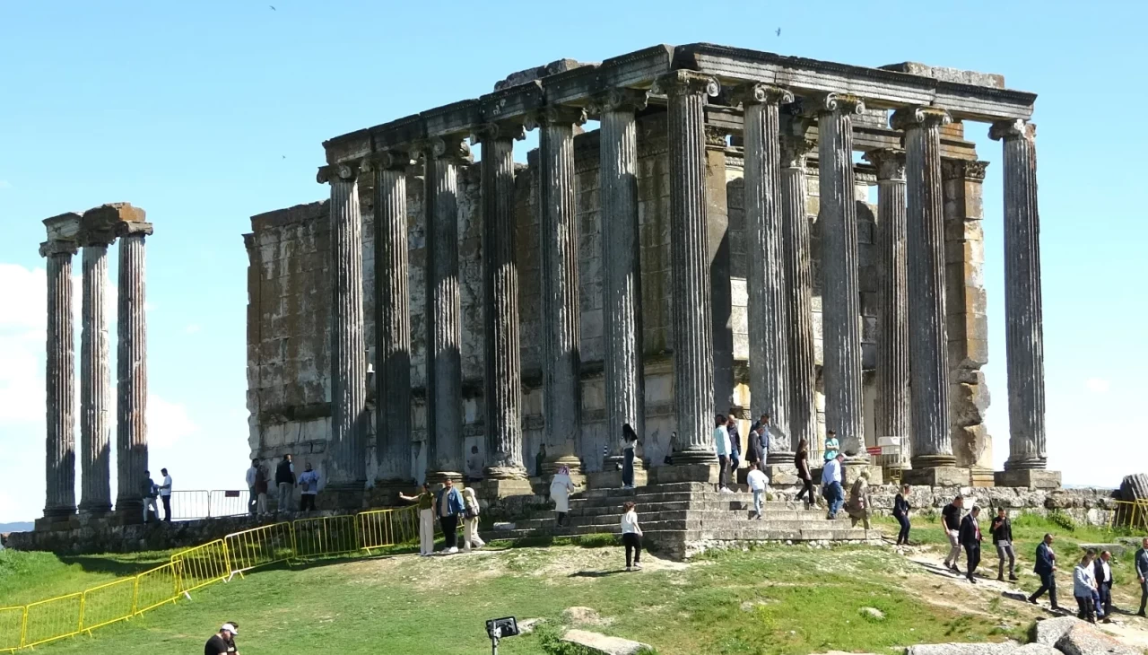 MHP’li Vekiller Aizanoi’de ziyaretçi patlamasına dikkat çekti