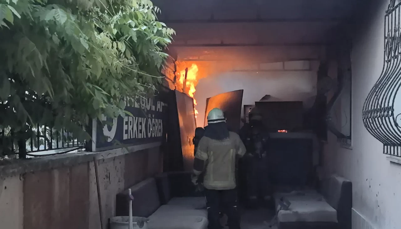 Bursa'da erkek öğrenci yurdunda yangın