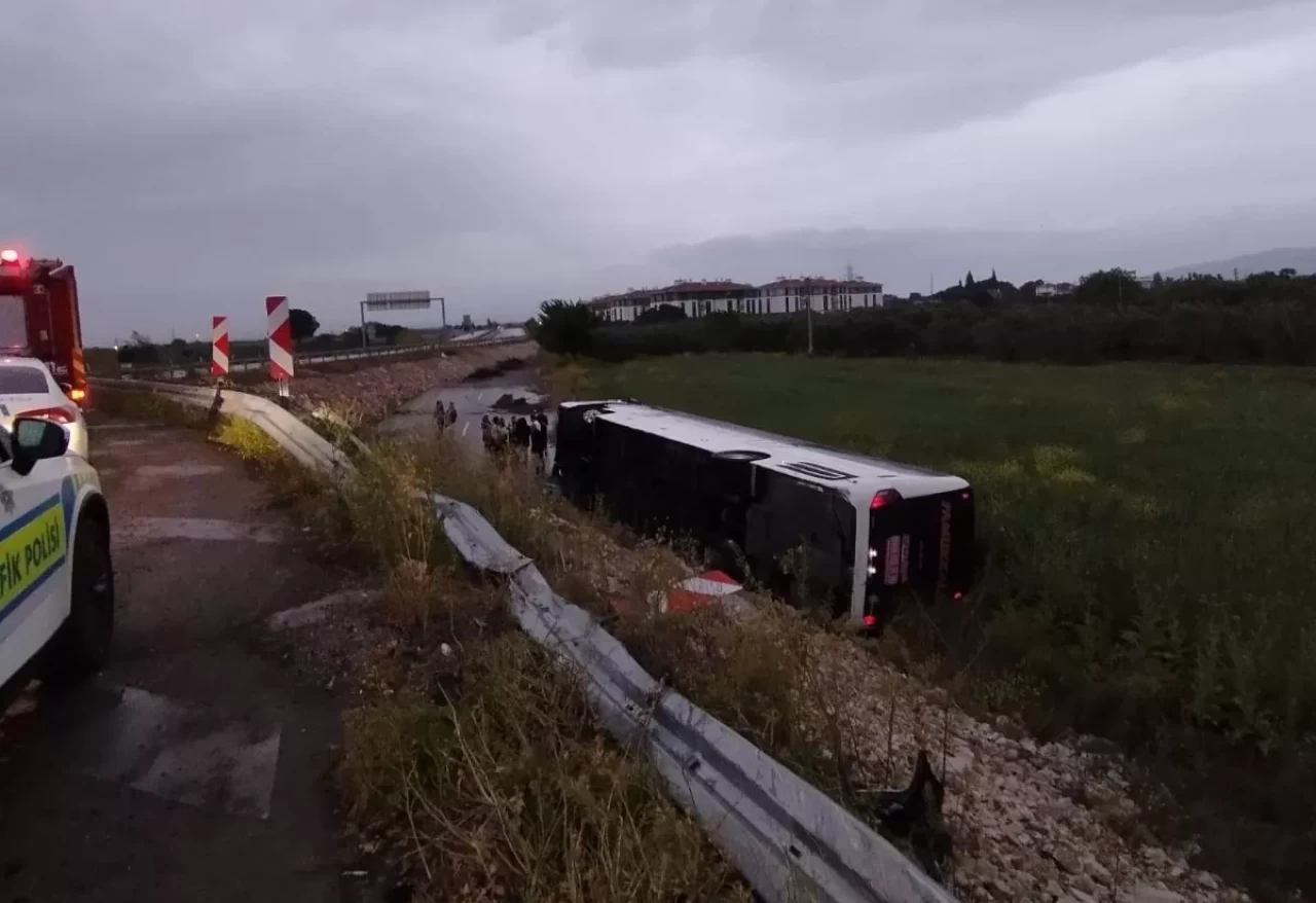 Manisa'da yolcu otobüsü şarampole yuvarlandı: 10 yaralı