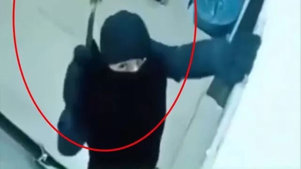 Mardin'de husumetlilerinin kapısını kar maskeli şüpheliler çekiçle kırdı