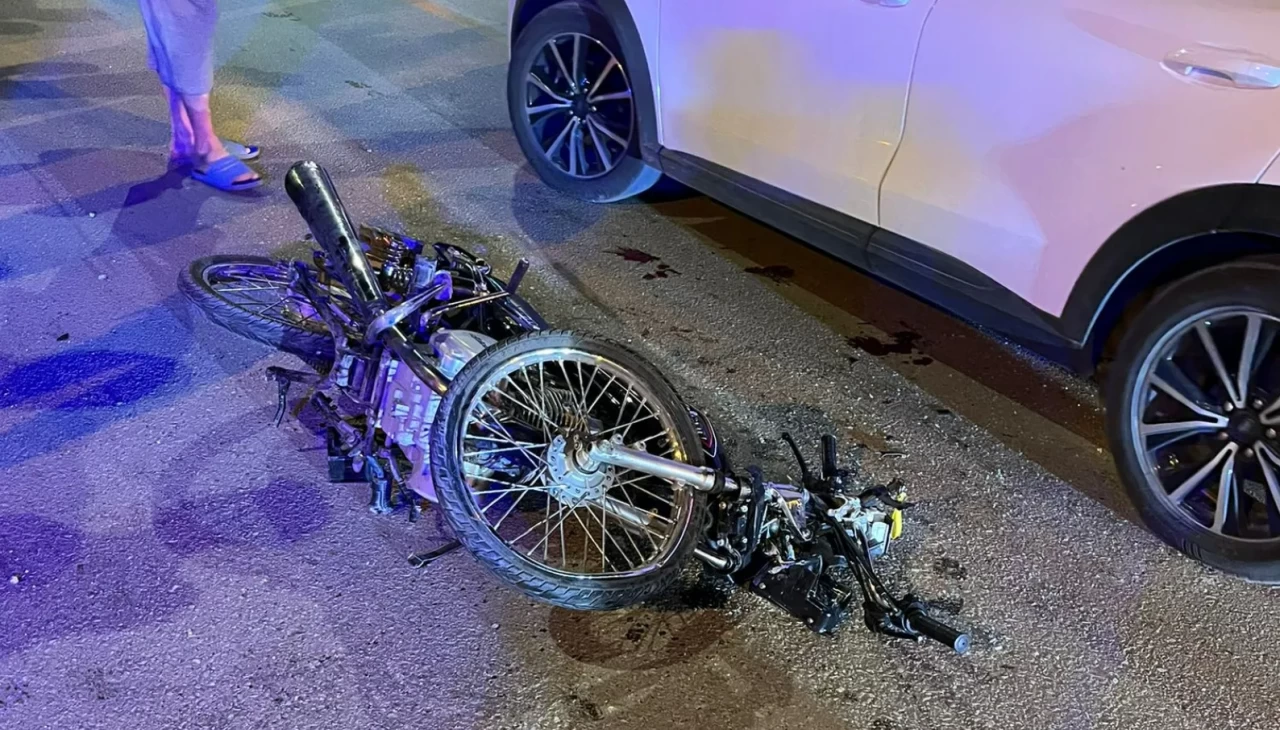 Dörtyol’da otomobille çarpışan motosiklet hurdaya döndü