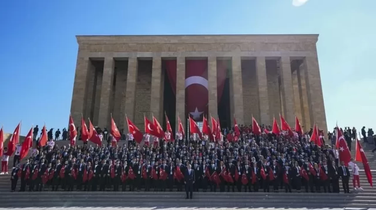 İlk adımın ışığında 106'ncı yıl: 81 ilden gelen gençler Anıtkabir'de