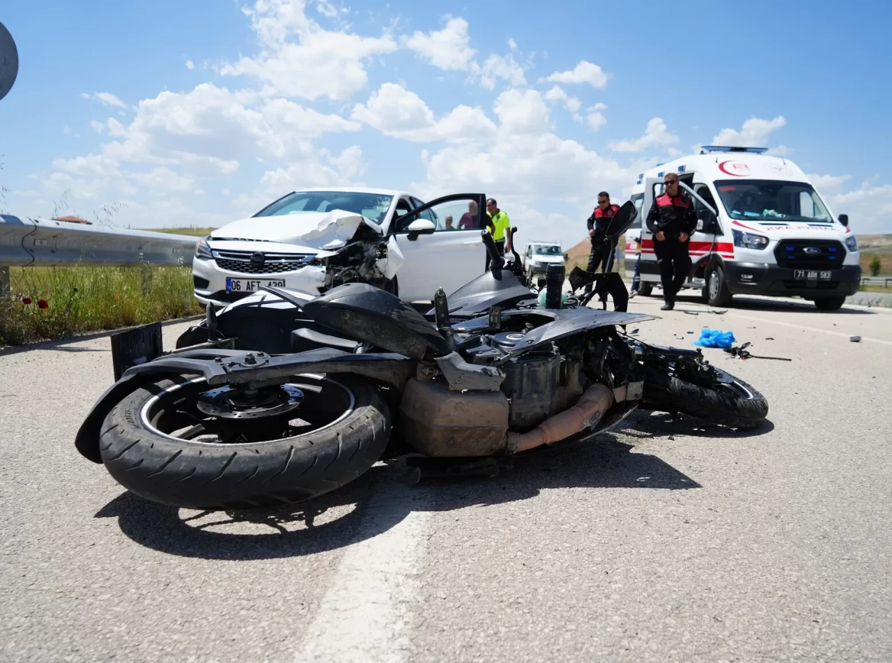 Kırıkkale'de feci kaza! Otomobil ve motosiklet çarpıştı, 1 kişi ağır yaralı