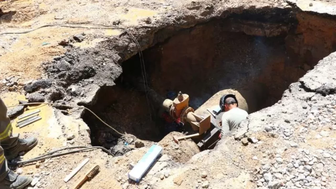 İzmir'de su borusu patladı: Çok sayıda araç, ev ve iş yeri zarar gördü