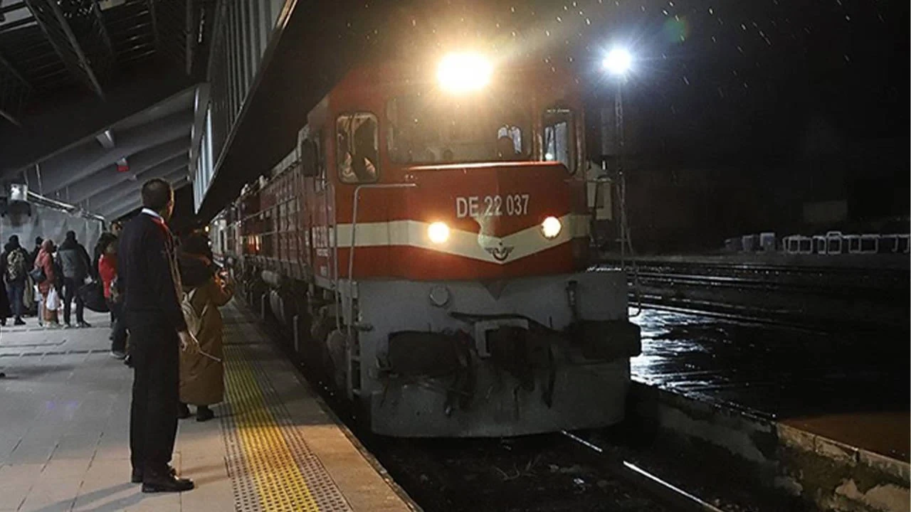 Erzincan'da heyelan tren seferlerini aksattı