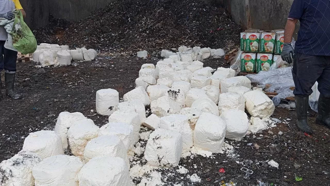 İzmir'de tonlarca bozulmuş ve etiketsiz ürün imha edildi