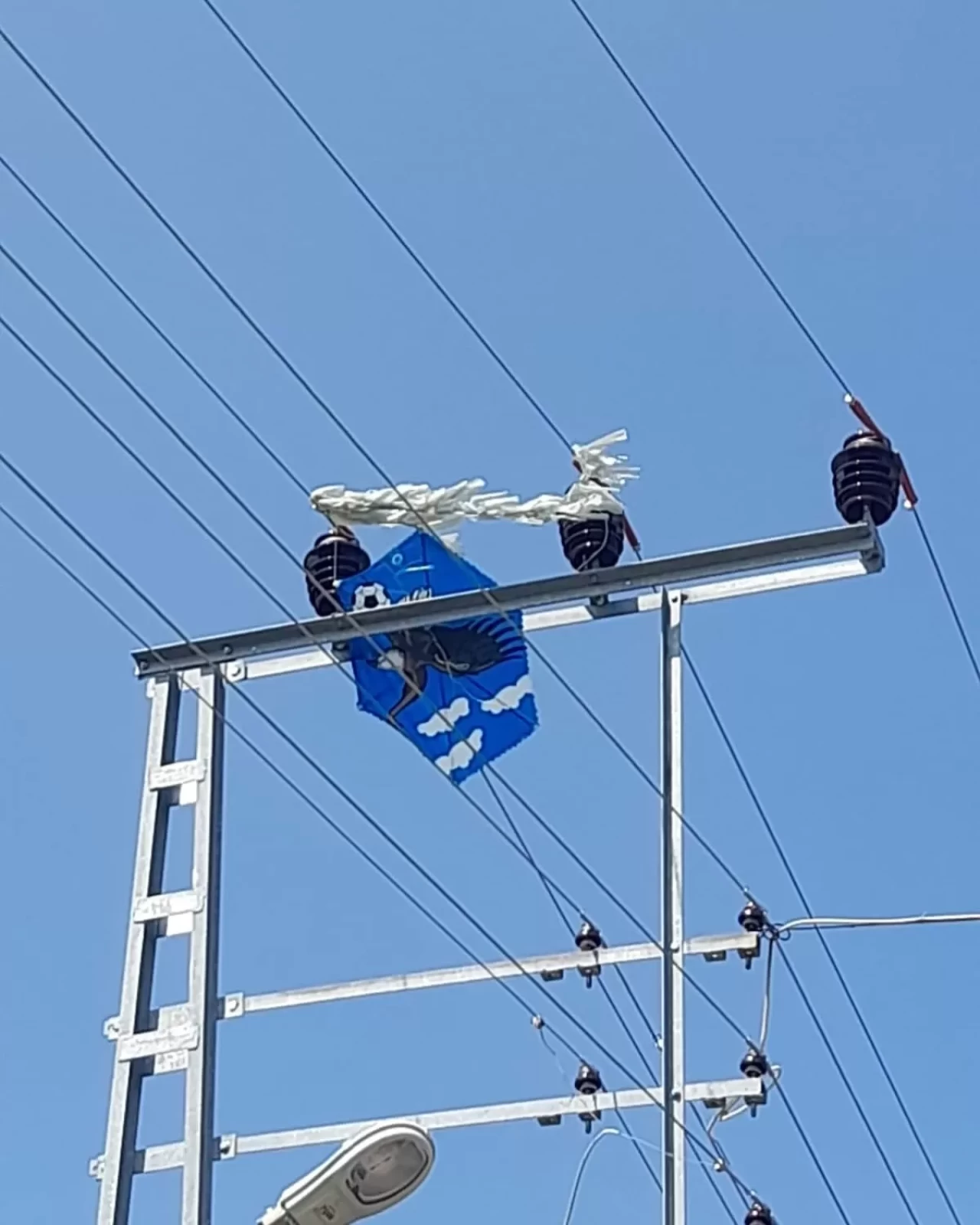 Kayseri'de elektrik arıza ekipleri çocukların tellere takılan uçurtmalarını kurtardı