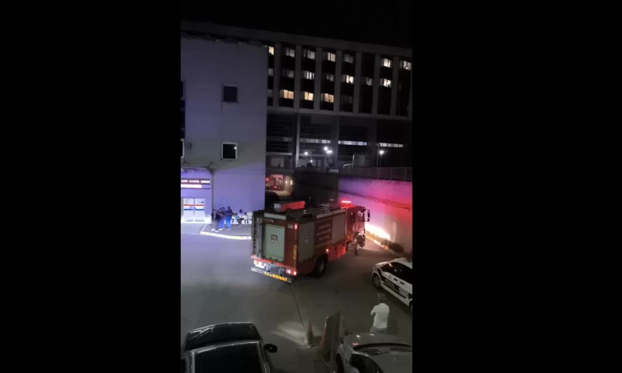 Hastanede korkutan yangın! Geceyi alevler aydınlattı