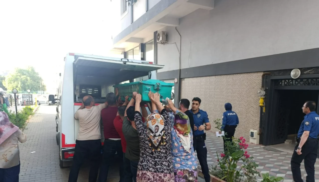 Emekli doktor evinde ölü bulundu