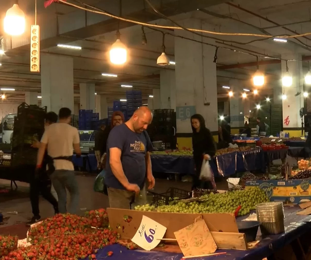 Kavgaya sıkılan biber gazı pazar yerini sardı