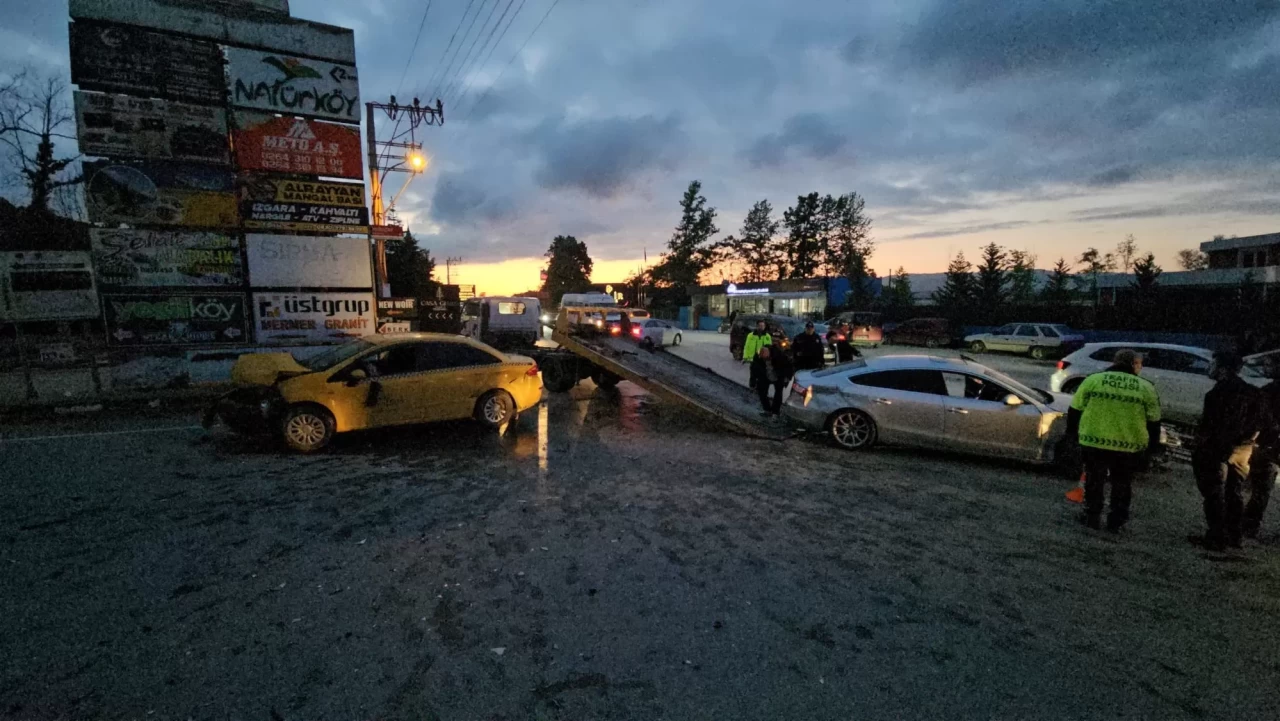 Sakarya’da ticari taksi ve otomobil çarpıştı: 6 yaralı