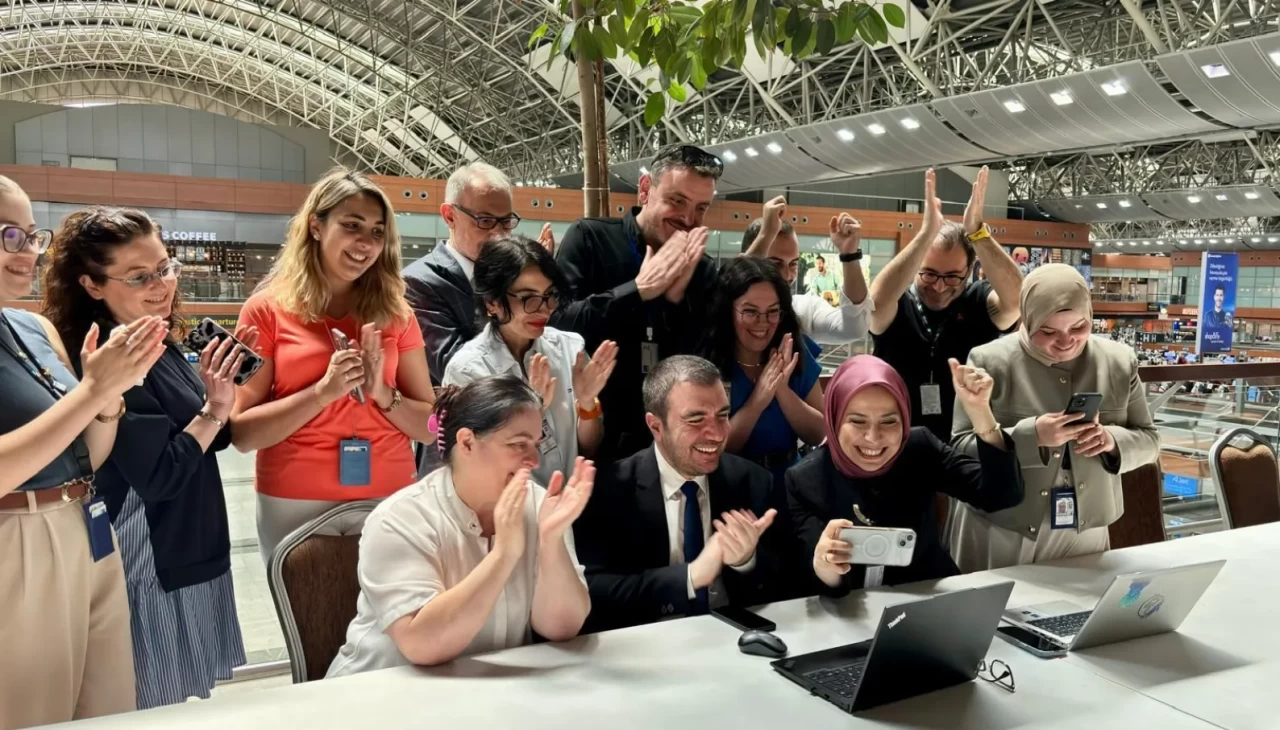 Minik yolcuya yapılan sürpriz, Sabiha Gökçen Havalimanı'na ödül getirdi