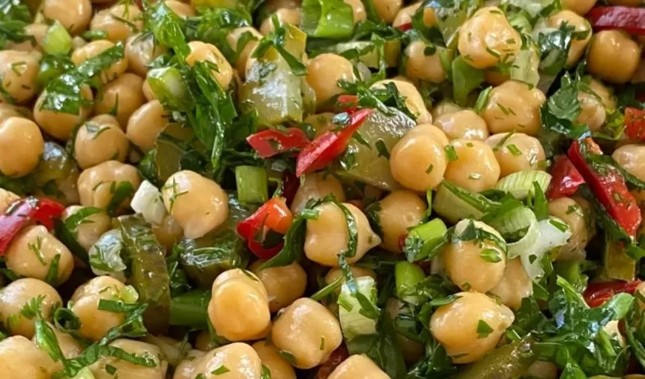 Besleyici, pratik ve çok lezzetli! Nohut salatası tarifiyle sofralarınıza şıklık katın