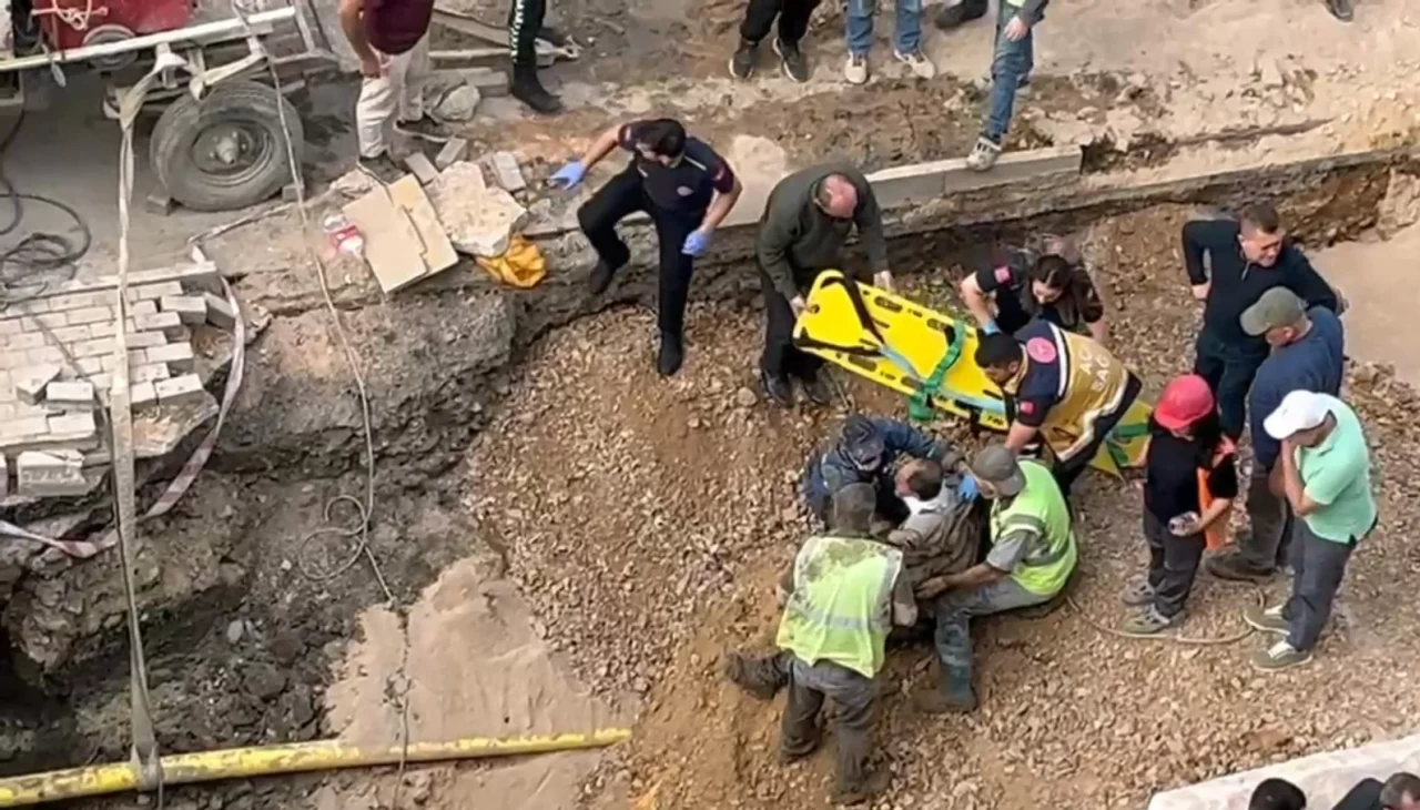 Bursa’da altyapı çalışmaları sırasında toprak altında kalan işçi ağır yaralandı