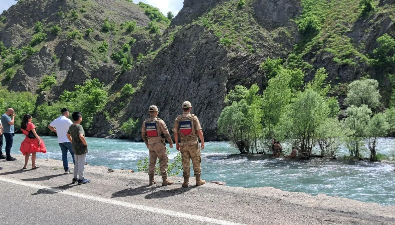 Munzur Nehri’nde mahsur kalan vatandaşı ekipler kurtardı