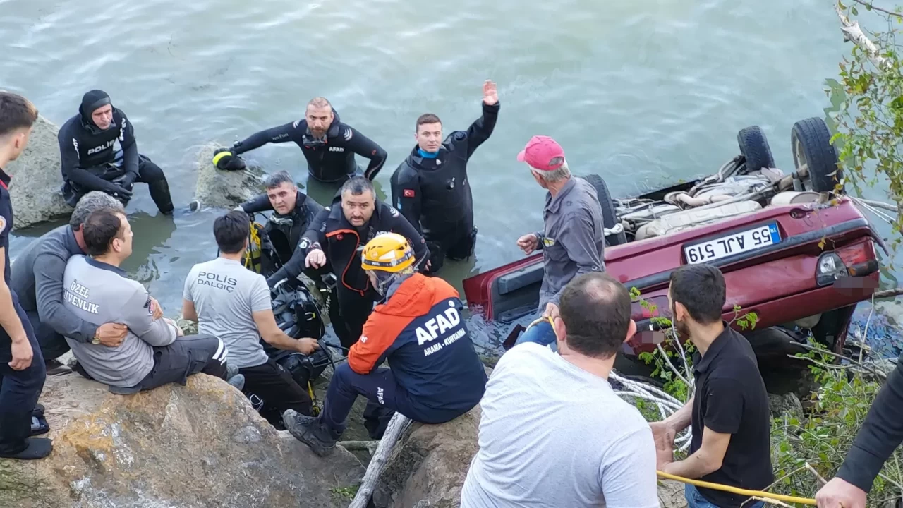 Ehliyetini yeni alan genç, aracıyla baraj gölüne uçtu