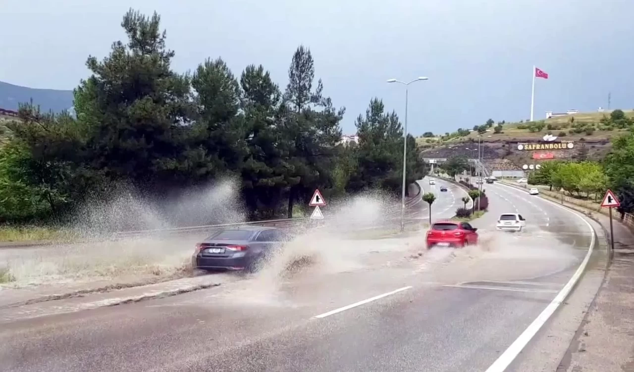 Karabük'te fırtına ve yağmur etkili oldu! Yollar göle döndü
