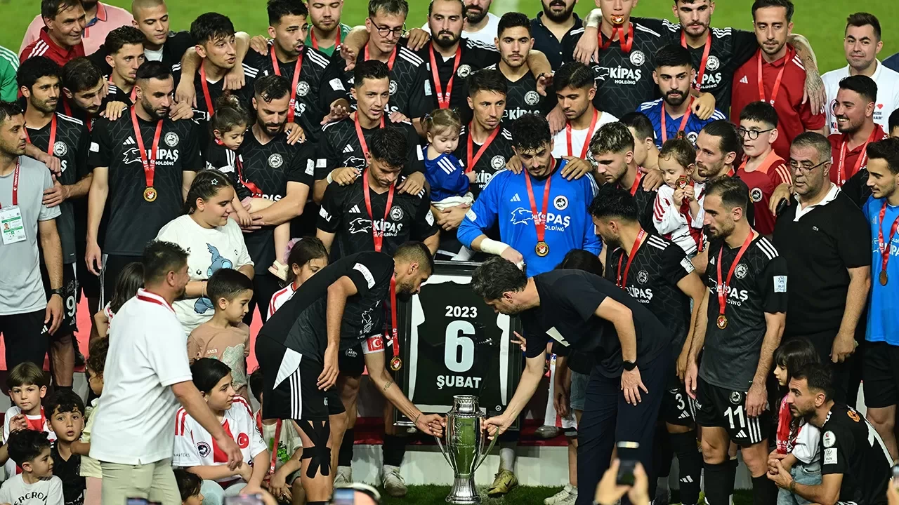 Kahramanmaraş İstiklal Spor 2. Lig'e yükseldi! | Maç Sonucu Kahramanmaraş İstiklal Spor 3-1 Ayvalıkgücü Belediyespor