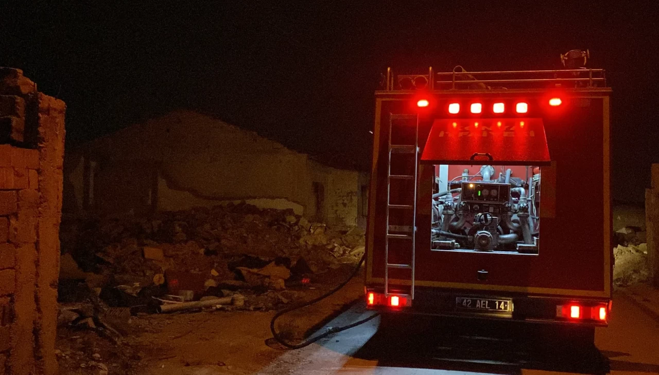 Selçuklu'da yangın paniği! Metruk evde çıkan yangın 13 katlı binayı tehdit etti