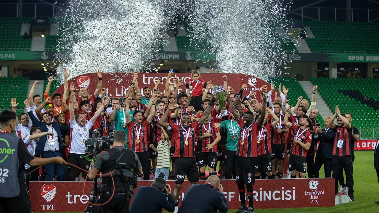 Fatih Karagümrük, Süper Lig kupasını kaldırdı