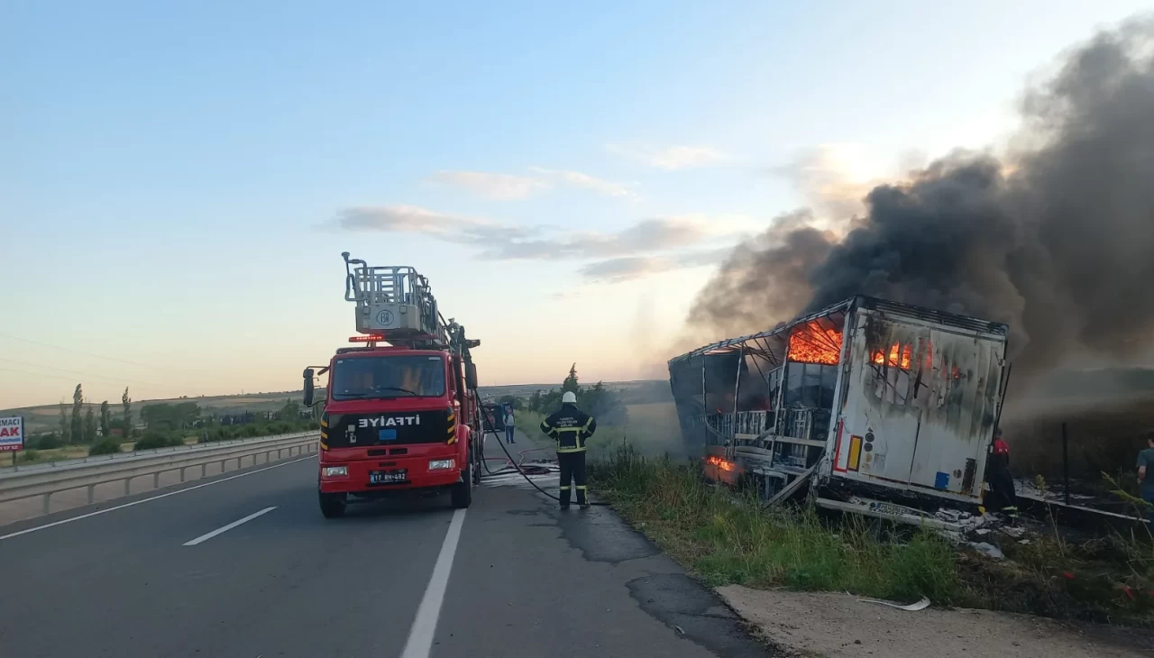 Çanakkale'de alkollü sürücünün kullandığı tır devrilip alev alev yandı